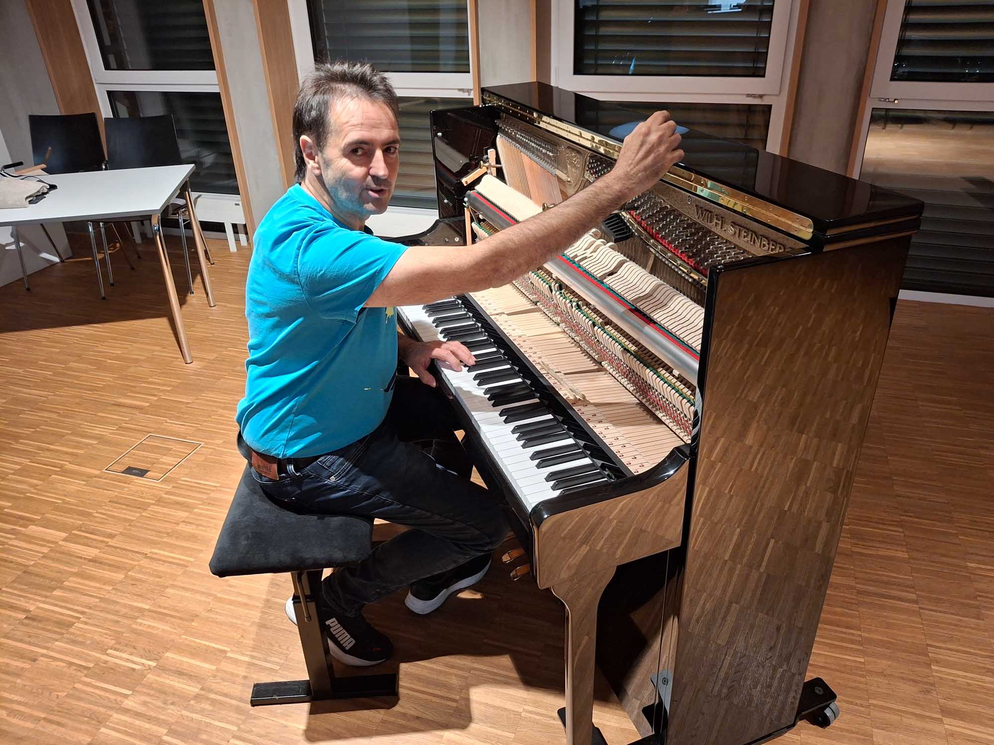 Bernhard Bach beim stimmen eines Klaviers.